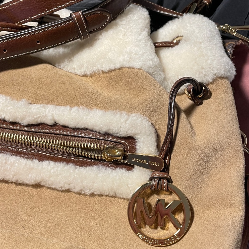 Michael Kors bucket and Crossbody suede leather Sherpa super cute winter bag - Picture 6 of 6
